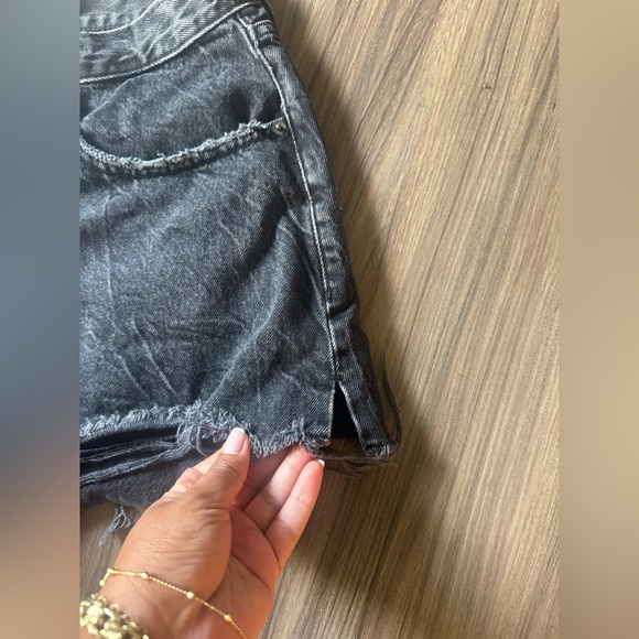 Abercrombie & Fitch • Curve Love - The Boyfriend Short - Mid Rise - 3” Inseam - Picture 2 of 6